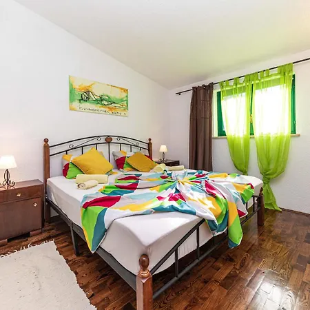 2 Bedroom Lovely In Mastrinka Apartment *