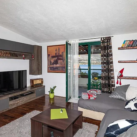 2 Bedroom Lovely In Mastrinka Apartment Trogir