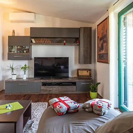 Apartment 2 Bedroom Lovely In Mastrinka Trogir