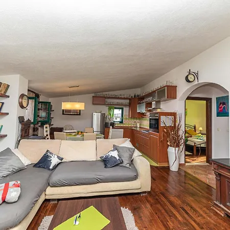 2 Bedroom Lovely In Mastrinka Apartment *