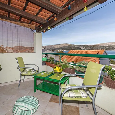 2 Bedroom Lovely In Mastrinka Trogir